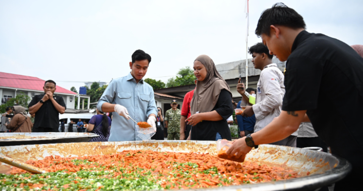 Jelang Hari Ikan  Wapres Gibran Bagikan Hidangan Udang Ke Warga Slipi