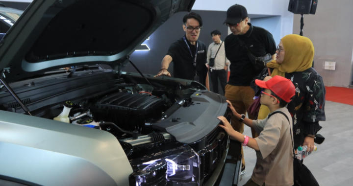 Pengunjung Antusias Coba Performa Dan Fitur Andalan Jetour T2 Di GJAW 2025