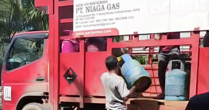 Bersama Masyarakat Pertamina Patra Niaga Salurkan LPG Melintasi Jembatan Putus di Aceh