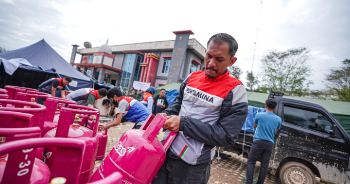 Dukung Dapur Umum Pertamina Patra Niaga Salurkan 983 Tabung LPG untuk Korban Banjir Sumatera