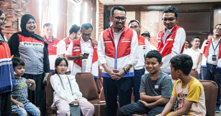 Dukung Pemulihan Berjalan Cepat Dirut Pertamina Patra Niaga Tinjau Pekerja   Keluarga Terdampak Banjir di Medan