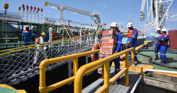 Kapal Tanker Pertamina Non Stop Antarkan Bantuan Untuk Korban Bencana Sumatera