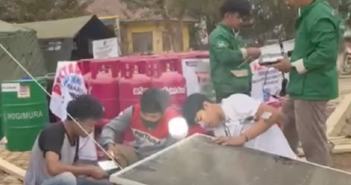 Pertamina Pasang PLTS untuk Posko Pengungsian di Aceh Tamiang