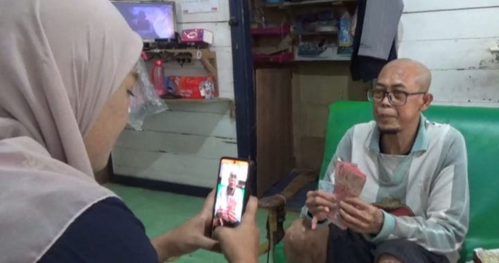 Petugas Kantor Pos Antar Langsung BLT Kesra Ke Kelompok Rentan