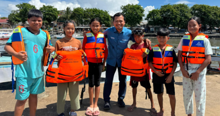 PIS Salurkan 750 Jaket Keselamatan untuk Nelayan Manado