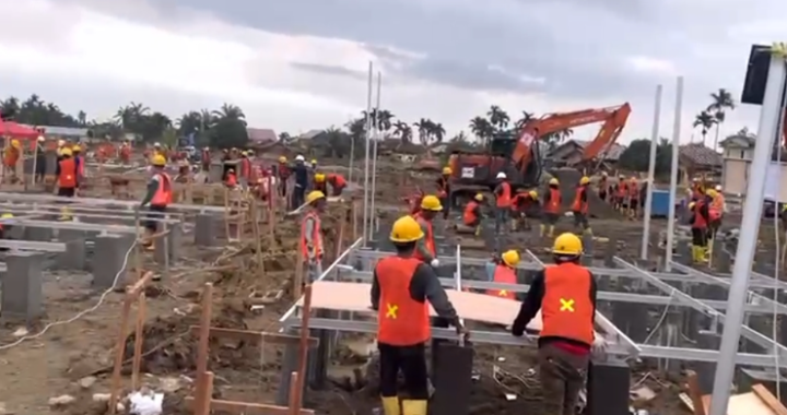 Untuk Pengungsi Korban Bencana BUMN Karya Kerja 24 Jam Bangun Huntara Di Aceh