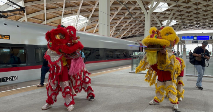 Libur Imlek  KCIC Hadirkan Barongsai Di Stasiun Whoosh