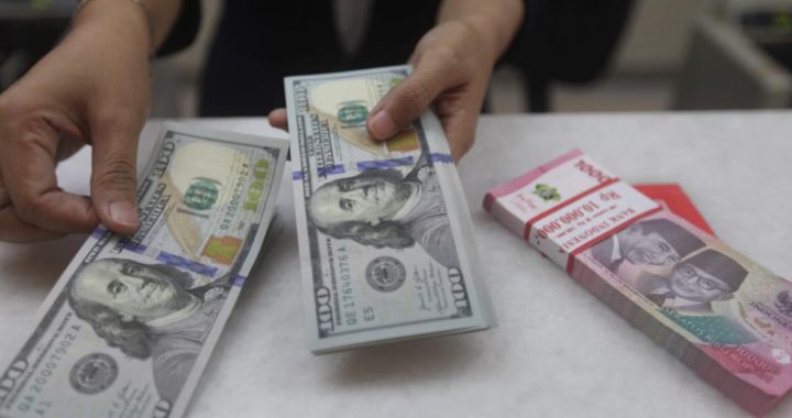 Rupiah Dibuka Melemah Ke Rp 16 867
