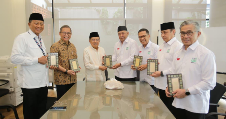 Sinar Mas Wakafkan 2 000 Al Quran Ke Dewan Masjid Indonesia