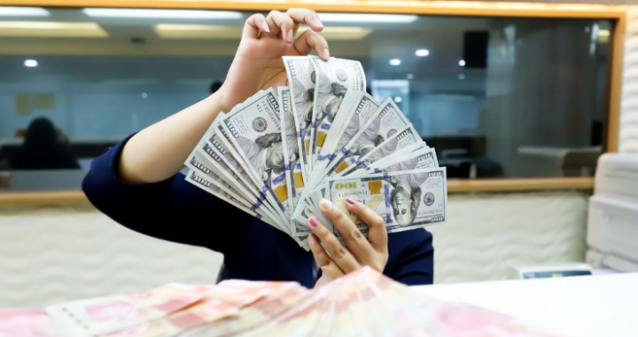 Tembus 18 000 Dolar  Rupiah Lunglai